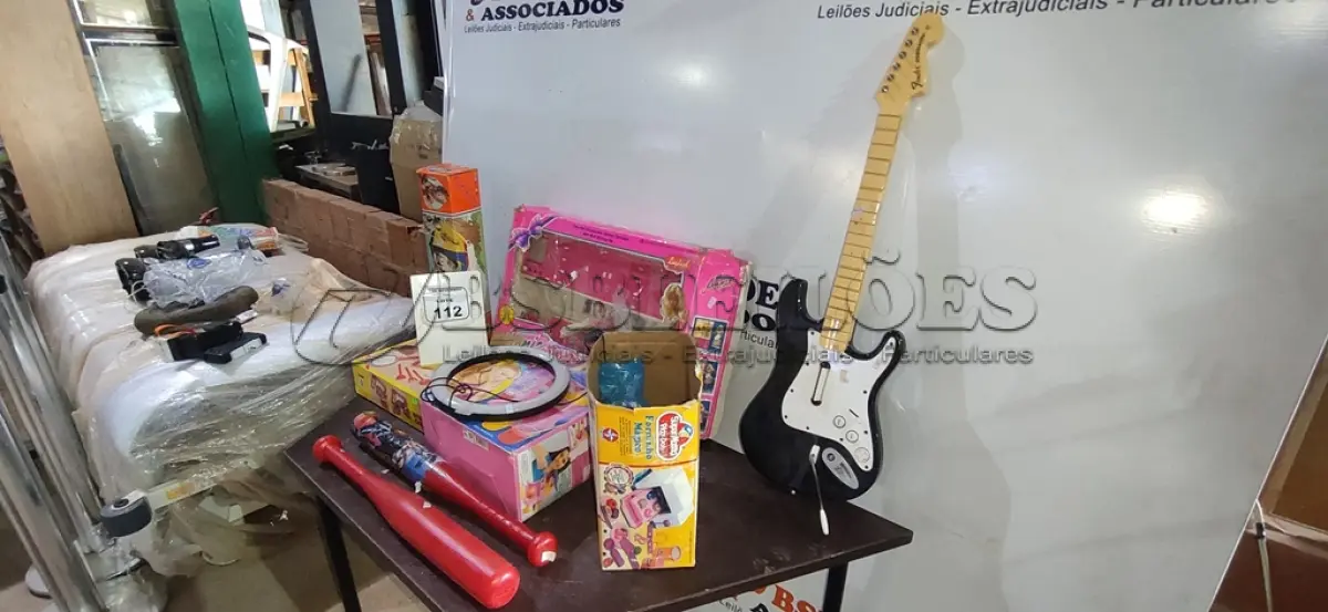 LOTE 112 - 01 PAR DE SAPATILHAS DE BALLET MODELO RECITAL 202, 01 BARRACA INFANTIL E 07 CAIXAS DE BRINQUEDOS INFANTIS DE MODELOS DIVERSOS. (NO ESTADO) ATENÇÃO! FAZER A VISITAÇÃO ANTES DE ARREMATAR, NÃO SABEMOS SE FUNCIONA, LEILÃO NÃO TEM GARANTIA E NEM DEVOLUÇÃO, SUJEITO A POSSÍVEIS AVARIAS VISÍVEIS/OCULTAS E/OU AUSÊNCIA DE COMPONENTES.