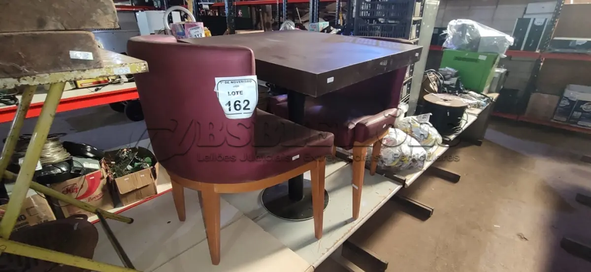 LOTE 162 - 02 CADEIRAS DE MADEIRA COM ASSENTOS ALMOFADADOS E 01 MESA DE MADEIRA COM TAMPO DE 70X68 CM. (NO ESTADO) ATENÇÃO! FAZER A VISITAÇÃO ANTES DE ARREMATAR, NÃO SABEMOS SE FUNCIONA, LEILÃO NÃO TEM GARANTIA E NEM DEVOLUÇÃO, SUJEITO A POSSÍVEIS AVARIAS VISÍVEIS/OCULTAS E/OU AUSÊNCIA DE COMPONENTES.
