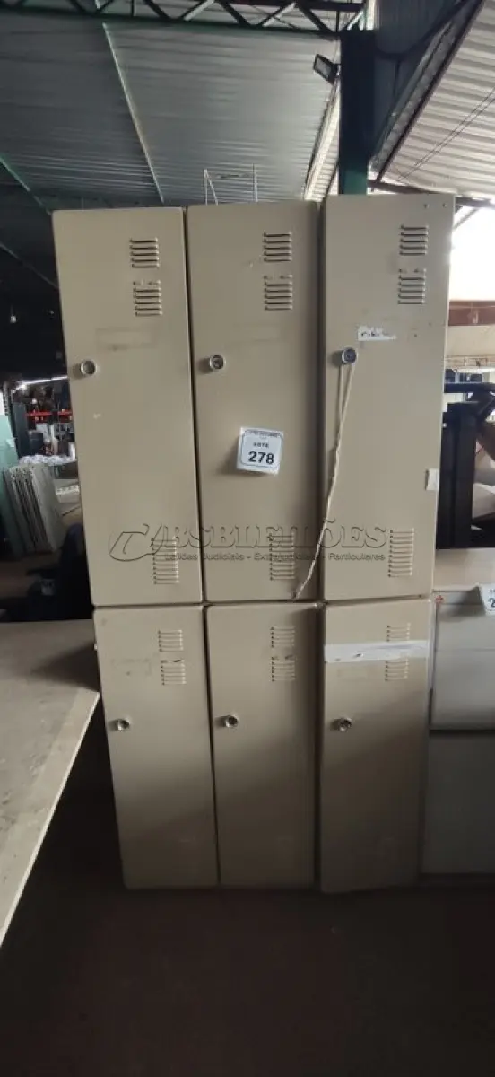LOTE 278 - 01 ARMÁRIO ROUPEIRO DE AÇO COM 06 PORTAS. (NO ESTADO) ATENÇÃO! FAZER A VISITAÇÃO ANTES DE ARREMATAR, NÃO SABEMOS SE FUNCIONA, LEILÃO NÃO TEM GARANTIA E NEM DEVOLUÇÃO, SUJEITO A POSSÍVEIS AVARIAS VISÍVEIS/OCULTAS E/OU AUSÊNCIA DE COMPONENTES.