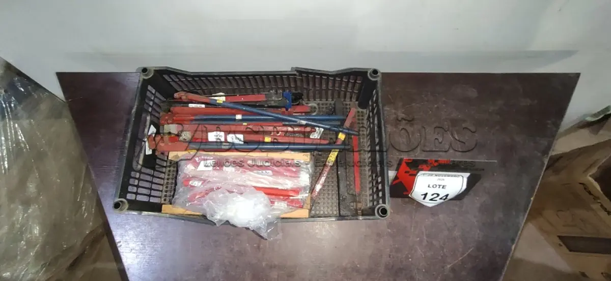 LOTE 124 - 01 LOTE COM VÁRIAS CHAVES VIRA FERRO E PONTEIROS DE FERRO. (NO ESTADO) ATENÇÃO! FAZER A VISITAÇÃO ANTES DE ARREMATAR, NÃO SABEMOS SE FUNCIONA, LEILÃO NÃO TEM GARANTIA E NEM DEVOLUÇÃO, SUJEITO A POSSÍVEIS AVARIAS VISÍVEIS/OCULTAS E/OU AUSÊNCIA DE COMPONENTES.