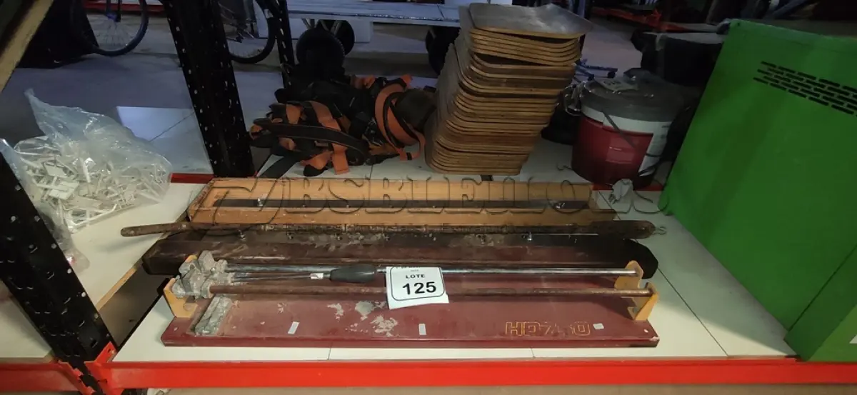 LOTE 125 - 01 CORTADOR DE CERÂMICA E 01 LÂMINA DE GUILHOTINA DE 1,00M. (NO ESTADO) ATENÇÃO! FAZER A VISITAÇÃO ANTES DE ARREMATAR, NÃO SABEMOS SE FUNCIONA, LEILÃO NÃO TEM GARANTIA E NEM DEVOLUÇÃO, SUJEITO A POSSÍVEIS AVARIAS VISÍVEIS/OCULTAS E/OU AUSÊNCIA DE COMPONENTES.