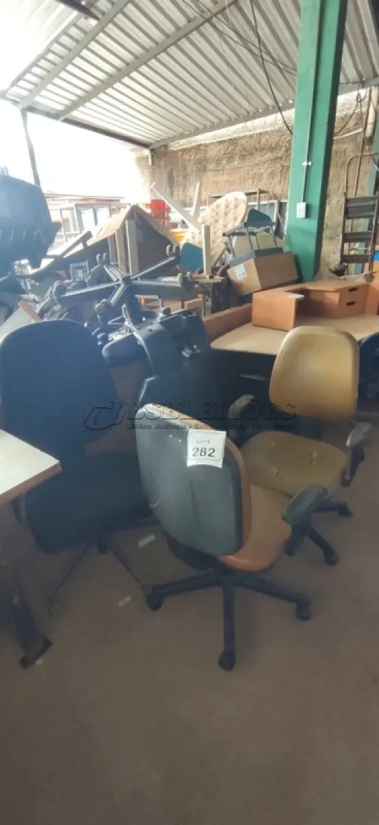 LOTE 282 - 05 CADEIRAS DE ESCRITÓRIO GIRATÓRIA. (NO ESTADO) ATENÇÃO! FAZER A VISITAÇÃO ANTES DE ARREMATAR, NÃO SABEMOS SE FUNCIONA, LEILÃO NÃO TEM GARANTIA E NEM DEVOLUÇÃO, SUJEITO A POSSÍVEIS AVARIAS VISÍVEIS/OCULTAS E/OU AUSÊNCIA DE COMPONENTES.