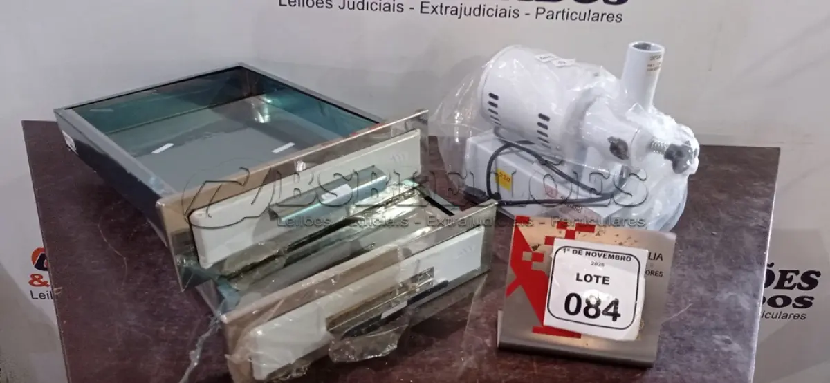 LOTE 084 - 01 MOEDOR DE CAFÉ ELÉTRICO MODELO MCF 55 3.0 220V MARCA ARBEL E 02 GAVETAS DE INOX DE 30X45CM. (NO ESTADO) ATENÇÃO! FAZER A VISITAÇÃO ANTES DE ARREMATAR, NÃO SABEMOS SE FUNCIONA, LEILÃO NÃO TEM GARANTIA E NEM DEVOLUÇÃO, SUJEITO A POSSÍVEIS AVARIAS VISÍVEIS/OCULTAS E/OU AUSÊNCIA DE COMPONENTES.