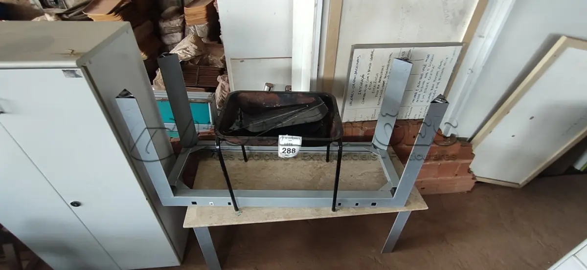 LOTE 288 - 01 MESA COM ESTRUTURA DE FERRO E TAMPO DE PEDRA, 01 MESA SEM TAMPO E 01 CHURRASQUEIRA PEQUENA. (NO ESTADO) ATENÇÃO! FAZER A VISITAÇÃO ANTES DE ARREMATAR, NÃO SABEMOS SE FUNCIONA, LEILÃO NÃO TEM GARANTIA E NEM DEVOLUÇÃO, SUJEITO A POSSÍVEIS AVARIAS VISÍVEIS/OCULTAS E/OU AUSÊNCIA DE COMPONENTES.