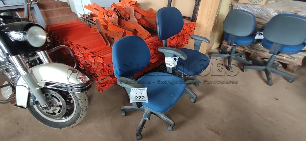 LOTE 272 - 02 CADEIRAS DE ESCRITÓRIO GIRATÓRIA. (NO ESTADO) ATENÇÃO! FAZER A VISITAÇÃO ANTES DE ARREMATAR, NÃO SABEMOS SE FUNCIONA, LEILÃO NÃO TEM GARANTIA E NEM DEVOLUÇÃO, SUJEITO A POSSÍVEIS AVARIAS VISÍVEIS/OCULTAS E/OU AUSÊNCIA DE COMPONENTES.
