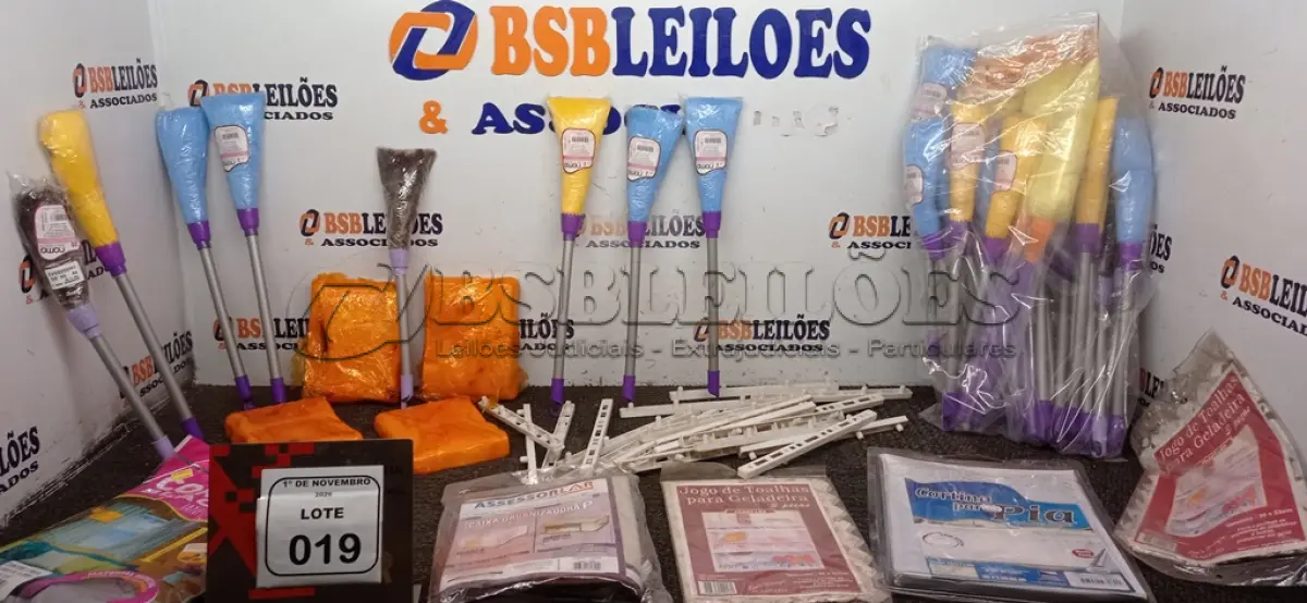 LOTE 019 - 01 LOTE COM VÁRIOS JOGOS DE TOALHAS PARA GELADEIRA, TRILHOS DE GAVETA DE PLÁSTICO, 04 CERAS DE ABELHA E ESPANADORES DE PÓ. (NO ESTADO) ATENÇÃO! FAZER A VISITAÇÃO ANTES DE ARREMATAR, NÃO SABEMOS SE FUNCIONA, LEILÃO NÃO TEM GARANTIA E NEM DEVOLUÇÃO, SUJEITO A POSSÍVEIS AVARIAS VISÍVEIS/OCULTAS E/OU AUSÊNCIA DE COMPONENTES.