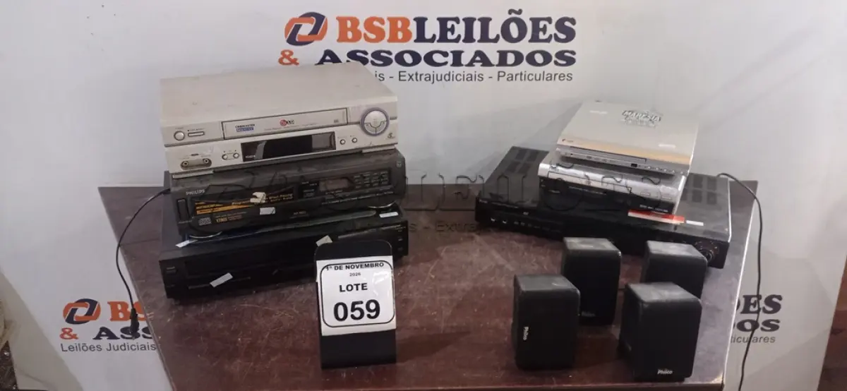 LOTE 059 - 02 APARELHOS DE VÍDEO CASSETE, 01 DISC PLAYER, 02 APARELHOS DE DVD E 01 HOME THEATER COM 02 CAIXAS DE SOM DE MARCAS E MODELOS DIVERSOS. (NO ESTADO) ATENÇÃO! FAZER A VISITAÇÃO ANTES DE ARREMATAR, NÃO SABEMOS SE FUNCIONA, LEILÃO NÃO TEM GARANTIA E NEM DEVOLUÇÃO, SUJEITO A POSSÍVEIS AVARIAS VISÍVEIS/OCULTAS E/OU AUSÊNCIA DE COMPONENTES.
