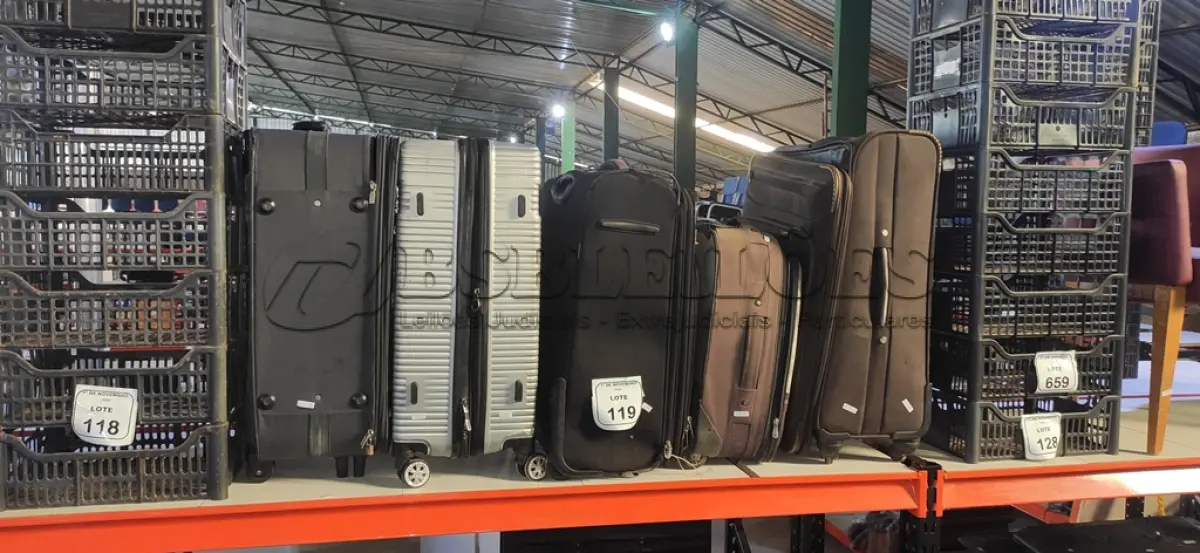 LOTE 119 - 05 MALAS DE VIAGEM DE MODELOS DIVERSOS. (NO ESTADO) ATENÇÃO! FAZER A VISITAÇÃO ANTES DE ARREMATAR, NÃO SABEMOS SE FUNCIONA, LEILÃO NÃO TEM GARANTIA E NEM DEVOLUÇÃO, SUJEITO A POSSÍVEIS AVARIAS VISÍVEIS/OCULTAS E/OU AUSÊNCIA DE COMPONENTES.