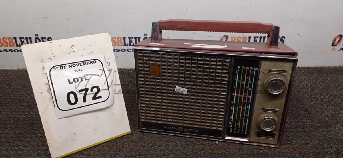 LOTE 072 - 01 RÁDIO VINTAGE PORTÁTIL MARCA GENERAL ELETRICS. (NO ESTADO) ATENÇÃO! FAZER A VISITAÇÃO ANTES DE ARREMATAR, NÃO SABEMOS SE FUNCIONA, LEILÃO NÃO TEM GARANTIA E NEM DEVOLUÇÃO, SUJEITO A POSSÍVEIS AVARIAS VISÍVEIS/OCULTAS E/OU AUSÊNCIA DE COMPONENTES.