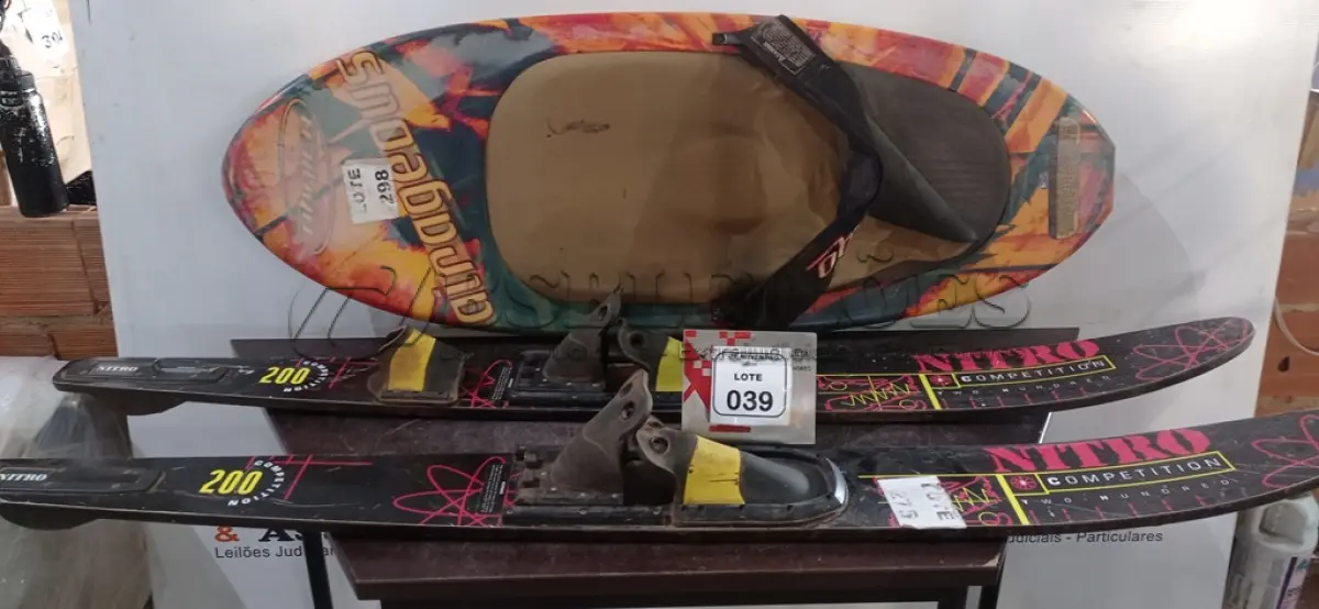 LOTE 039 - 02 PRANCHAS DE ESQUI AQUÁTICO E 01 PRANCHA DE KNEEBOARD. (NO ESTADO) ATENÇÃO! FAZER A VISITAÇÃO ANTES DE ARREMATAR, NÃO SABEMOS SE FUNCIONA, LEILÃO NÃO TEM GARANTIA E NEM DEVOLUÇÃO, SUJEITO A POSSÍVEIS AVARIAS VISÍVEIS/OCULTAS E/OU AUSÊNCIA DE COMPONENTES.