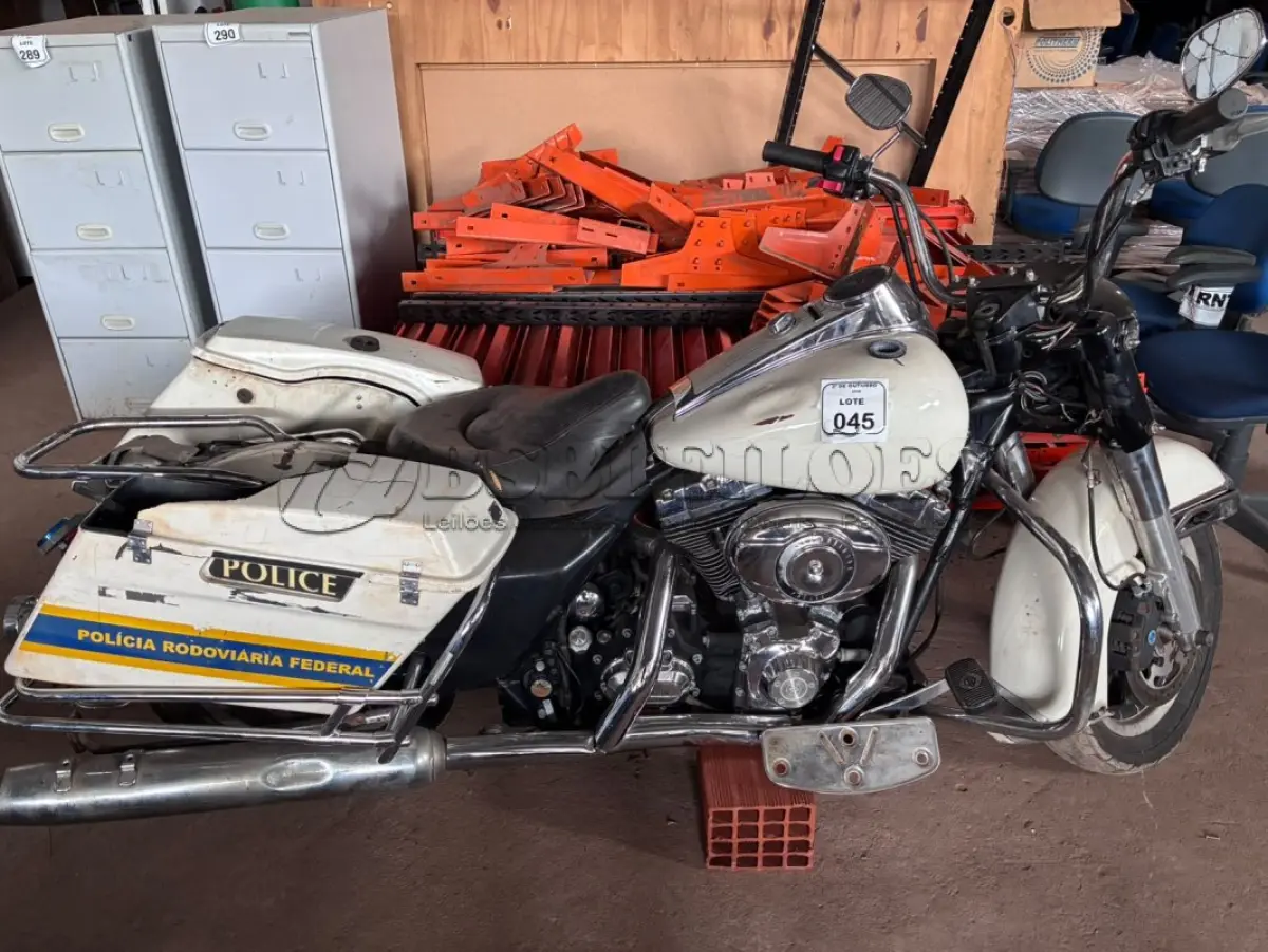 LOTE 045 - 01 MOTOCICLETA 84CV 1690 CILINDRADA MODELO 2008 CHASSI 5HD1FHM138Y612590 NA COR BRANCA MARCA HARLEY DAVIDSON FLHP. (NO ESTADO) ATENÇÃO! FAZER A VISITAÇÃO ANTES DE ARREMATAR, NÃO SABEMOS SE FUNCIONA, LEILÃO NÃO TEM GARANTIA E NEM DEVOLUÇÃO, SUJEITO A POSSÍVEIS AVARIAS VISÍVEIS/OCULTAS E/OU AUSÊNCIA DE COMPONENTES.
