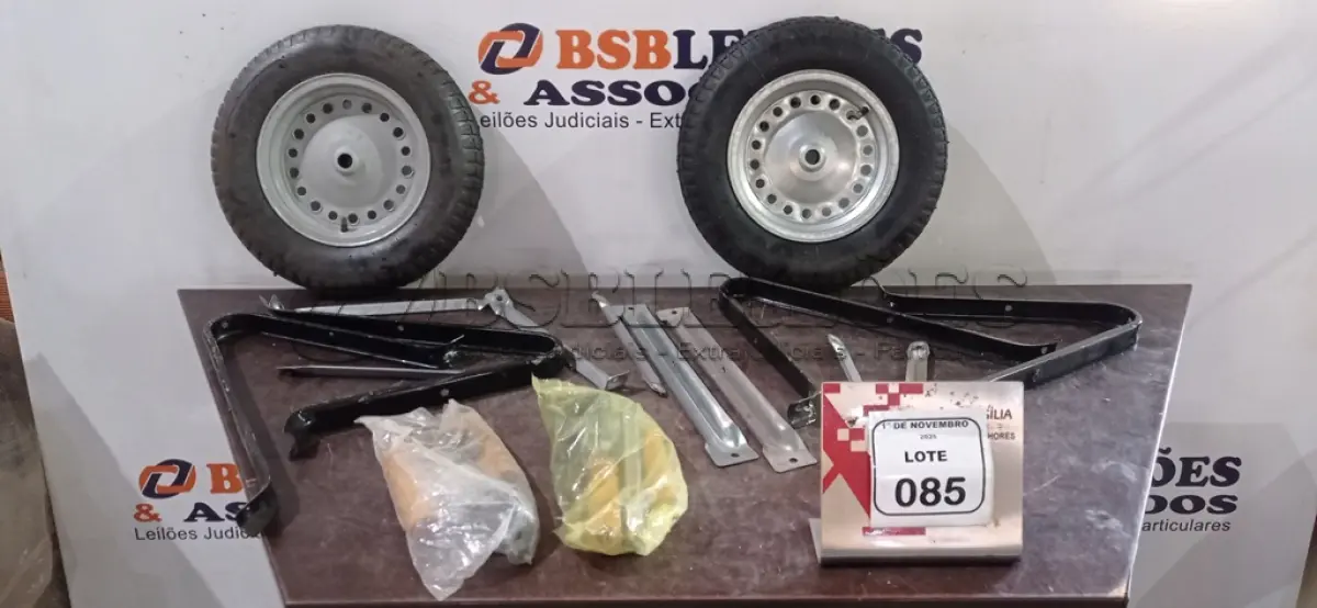 LOTE 083 - 01 TOCA DISCOS MODELO SOMPOP MARCA TELEFUNKEN. (NO ESTADO) ATENÇÃO! FAZER A VISITAÇÃO ANTES DE ARREMATAR, NÃO SABEMOS SE FUNCIONA, LEILÃO NÃO TEM GARANTIA E NEM DEVOLUÇÃO, SUJEITO A POSSÍVEIS AVARIAS VISÍVEIS/OCULTAS E/OU AUSÊNCIA DE COMPONENTES.