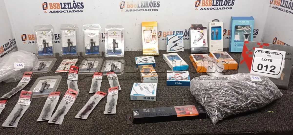LOTE 012 - 01 LOTE COM GRANDE QUANTIDADE DE REBITE DE REPUXO, 31 ADAPTADORES SDS MANDRIL E VÁRIOS CARREGADORES VEICULARES E CABOS DIVERSOS. (NO ESTADO) ATENÇÃO! FAZER A VISITAÇÃO ANTES DE ARREMATAR, NÃO SABEMOS SE FUNCIONA, LEILÃO NÃO TEM GARANTIA E NEM DEVOLUÇÃO, SUJEITO A POSSÍVEIS AVARIAS VISÍVEIS/OCULTAS E/OU AUSÊNCIA DE COMPONENTES.