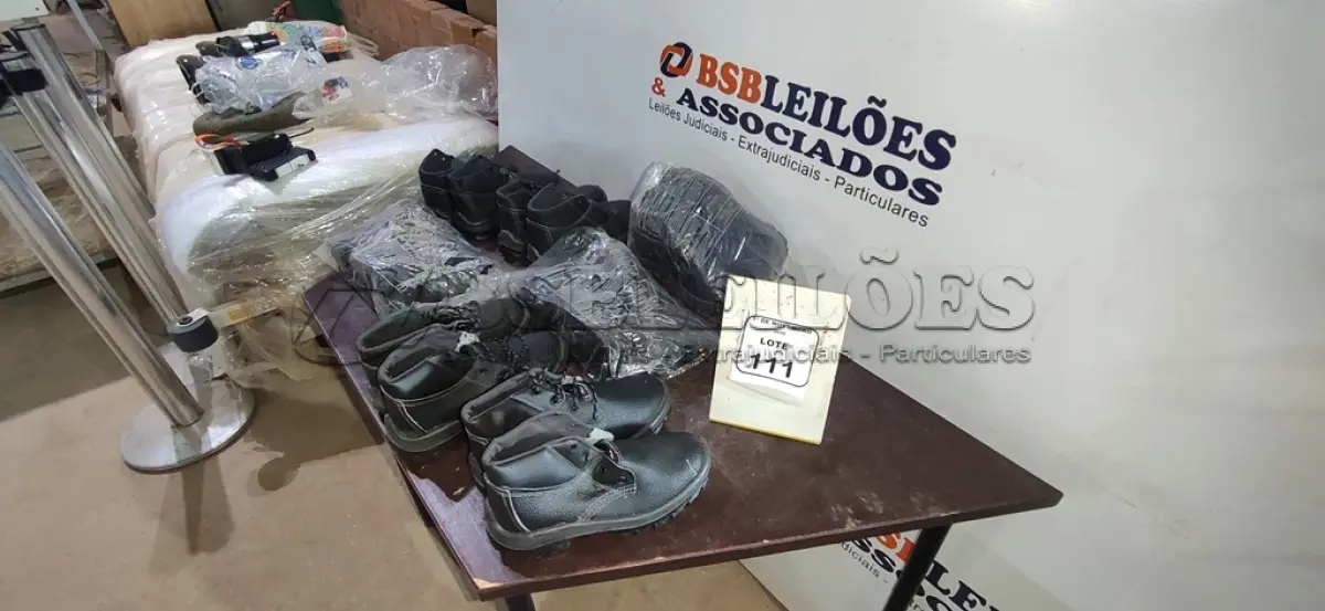 LOTE 111 - 01 LOTE COM VÁRIOS PARES DE BOTAS E.P.I. DE TAMANHOS DIVERSOS. (NO ESTADO) ATENÇÃO! FAZER A VISITAÇÃO ANTES DE ARREMATAR, NÃO SABEMOS SE FUNCIONA, LEILÃO NÃO TEM GARANTIA E NEM DEVOLUÇÃO, SUJEITO A POSSÍVEIS AVARIAS VISÍVEIS/OCULTAS E/OU AUSÊNCIA DE COMPONENTES.