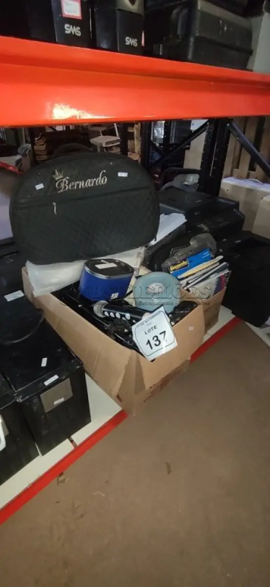 LOTE 137 - 01 LOTE COM VÁRIOS TRIPÉS DE CÂMERA, MICROFONES, 01 TRANSDUTOR GAMER MARCA BUTTKIKCER, 01 CUBA ULTRASSÔNICA E GRANDE QUANTIDADE DE CONTROLES REMOTOS, FOLHAS DE PAPEL, PASTAS E LIVROS DIVERSOS. (NO ESTADO) ATENÇÃO! FAZER A VISITAÇÃO ANTES DE ARREMATAR, NÃO SABEMOS SE FUNCIONA, LEILÃO NÃO TEM GARANTIA E NEM DEVOLUÇÃO, SUJEITO A POSSÍVEIS AVARIAS VISÍVEIS/OCULTAS E/OU AUSÊNCIA DE COMPONENTES.