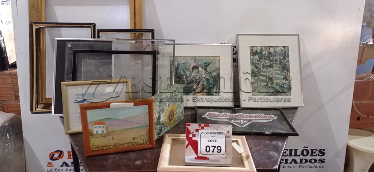 LOTE 079 - 01 LOTE COM VÁRIOS QUADROS DECORATIVOS E MOLDURAS DE TAMANHOS DIVERSOS. (NO ESTADO) ATENÇÃO! FAZER A VISITAÇÃO ANTES DE ARREMATAR, NÃO SABEMOS SE FUNCIONA, LEILÃO NÃO TEM GARANTIA E NEM DEVOLUÇÃO, SUJEITO A POSSÍVEIS AVARIAS VISÍVEIS/OCULTAS E/OU AUSÊNCIA DE COMPONENTES.