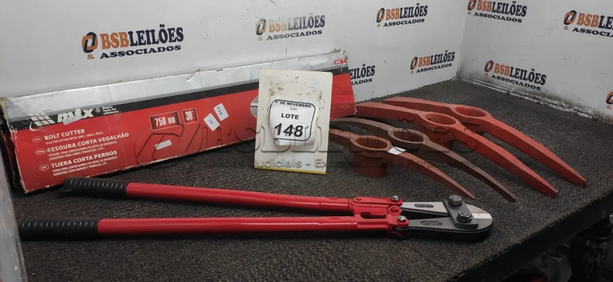 LOTE 148 - 04 PICARETAS SEM CABOS E 01 TESOURA CORTA VERGALHÃO. (NO ESTADO) ATENÇÃO! FAZER A VISITAÇÃO ANTES DE ARREMATAR, NÃO SABEMOS SE FUNCIONA, LEILÃO NÃO TEM GARANTIA E NEM DEVOLUÇÃO, SUJEITO A POSSÍVEIS AVARIAS VISÍVEIS/OCULTAS E/OU AUSÊNCIA DE COMPONENTES.