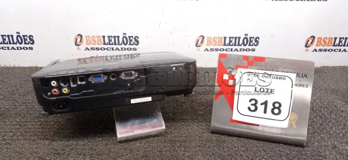 LOTE 318 - 01 PROJETOR MARCA EPSON SEM CABOS. (NO ESTADO) ATENÇÃO! FAZER A VISITAÇÃO ANTES DE ARREMATAR, NÃO SABEMOS SE FUNCIONA, LEILÃO NÃO TEM GARANTIA E NEM DEVOLUÇÃO, SUJEITO A POSSÍVEIS AVARIAS VISÍVEIS/OCULTAS E/OU AUSÊNCIA DE COMPONENTES.