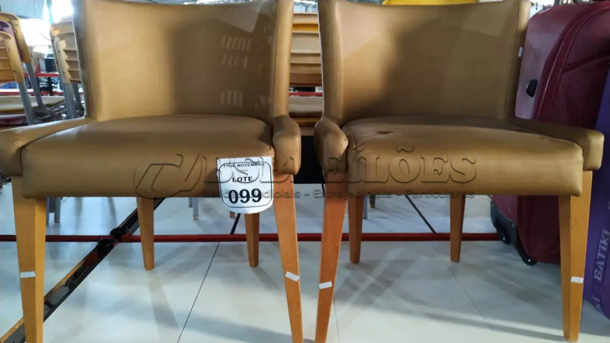 LOTE 099 - 02 CADEIRAS DE MADEIRA COM ASSENTOS ALMOFADADOS. (NO ESTADO) ATENÇÃO! FAZER A VISITAÇÃO ANTES DE ARREMATAR, NÃO SABEMOS SE FUNCIONA, LEILÃO NÃO TEM GARANTIA E NEM DEVOLUÇÃO, SUJEITO A POSSÍVEIS AVARIAS VISÍVEIS/OCULTAS E/OU AUSÊNCIA DE COMPONENTES.