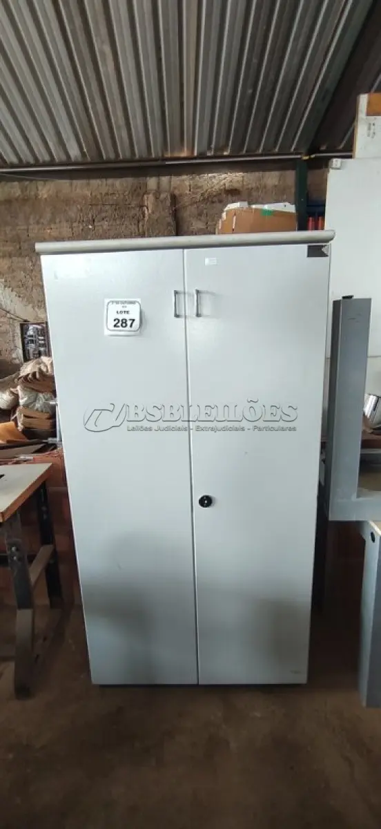 LOTE 287 - 01 ARMÁRIO COM 02 PORTAS. (NO ESTADO) ATENÇÃO! FAZER A VISITAÇÃO ANTES DE ARREMATAR, NÃO SABEMOS SE FUNCIONA, LEILÃO NÃO TEM GARANTIA E NEM DEVOLUÇÃO, SUJEITO A POSSÍVEIS AVARIAS VISÍVEIS/OCULTAS E/OU AUSÊNCIA DE COMPONENTES.