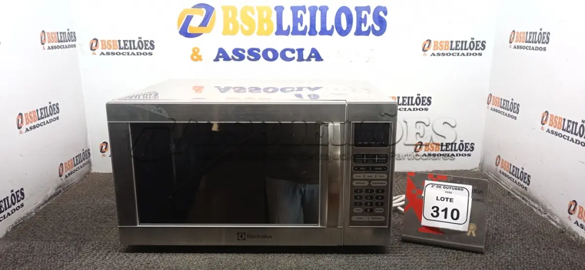 LOTE 310 - 01 MICRO-ONDAS 220V MARCA ELECTROLUX. (NO ESTADO) ATENÇÃO! FAZER A VISITAÇÃO ANTES DE ARREMATAR, NÃO SABEMOS SE FUNCIONA, LEILÃO NÃO TEM GARANTIA E NEM DEVOLUÇÃO, SUJEITO A POSSÍVEIS AVARIAS VISÍVEIS/OCULTAS E/OU AUSÊNCIA DE COMPONENTES.