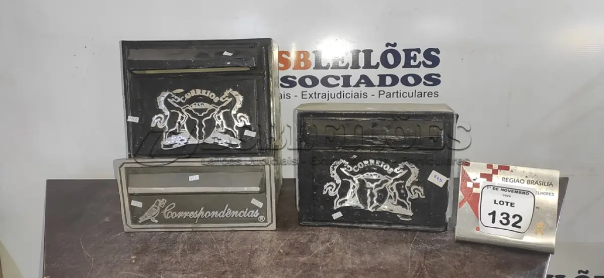 LOTE 132 - 03 CAIXAS DE CORREIO DE FERRO. (NO ESTADO) ATENÇÃO! FAZER A VISITAÇÃO ANTES DE ARREMATAR, NÃO SABEMOS SE FUNCIONA, LEILÃO NÃO TEM GARANTIA E NEM DEVOLUÇÃO, SUJEITO A POSSÍVEIS AVARIAS VISÍVEIS/OCULTAS E/OU AUSÊNCIA DE COMPONENTES.