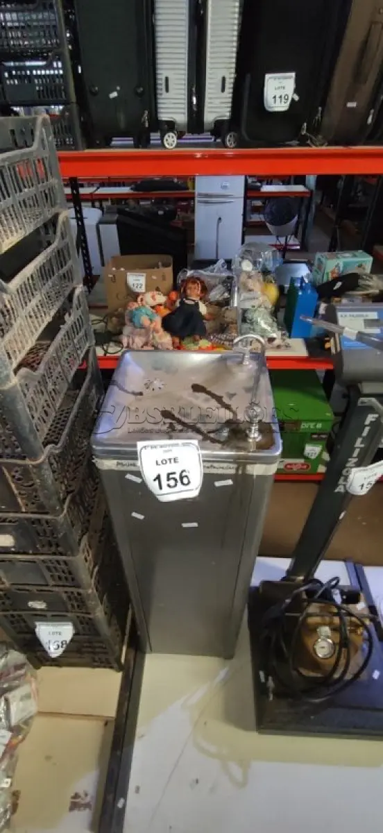 LOTE 156 - 01 BEBEDOURO TIPO TORRE. (NO ESTADO) ATENÇÃO! FAZER A VISITAÇÃO ANTES DE ARREMATAR, NÃO SABEMOS SE FUNCIONA, LEILÃO NÃO TEM GARANTIA E NEM DEVOLUÇÃO, SUJEITO A POSSÍVEIS AVARIAS VISÍVEIS/OCULTAS E/OU AUSÊNCIA DE COMPONENTES.