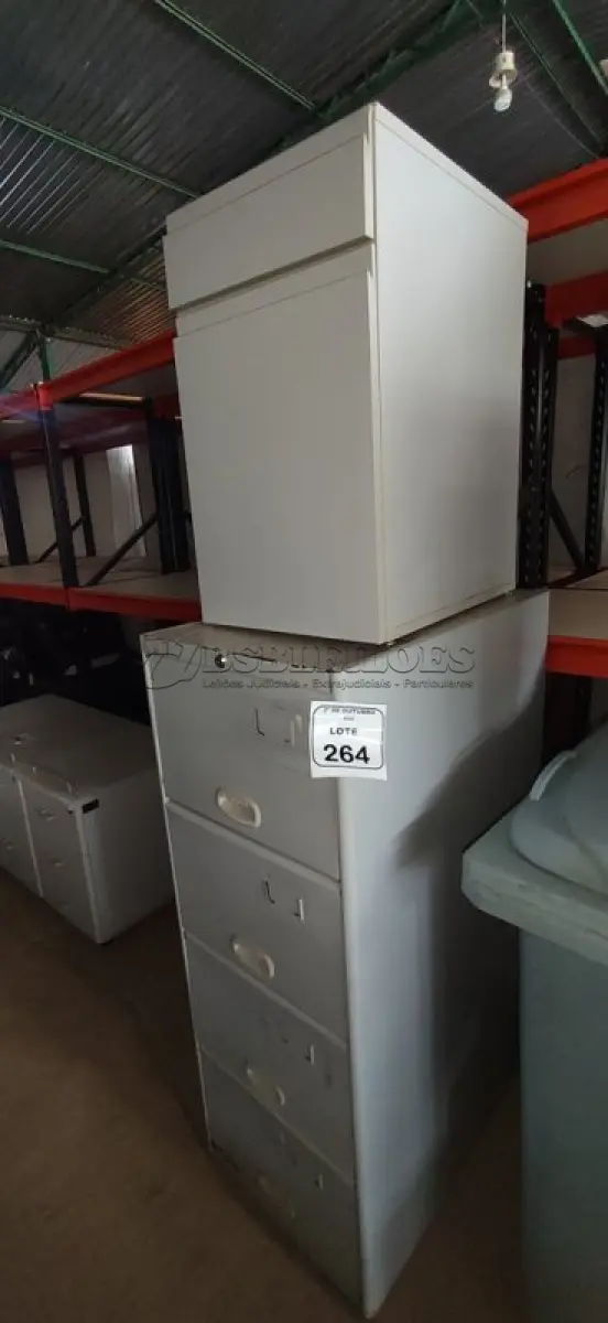 LOTE 264 - 01 ARQUIVO DE AÇO COM 04 GAVETAS E 01 ARMÁRIO BAIXO COM 01 GAVETA E SUPORTE PARA CPU. (NO ESTADO) ATENÇÃO! FAZER A VISITAÇÃO ANTES DE ARREMATAR, NÃO SABEMOS SE FUNCIONA, LEILÃO NÃO TEM GARANTIA E NEM DEVOLUÇÃO, SUJEITO A POSSÍVEIS AVARIAS VISÍVEIS/OCULTAS E/OU AUSÊNCIA DE COMPONENTES.