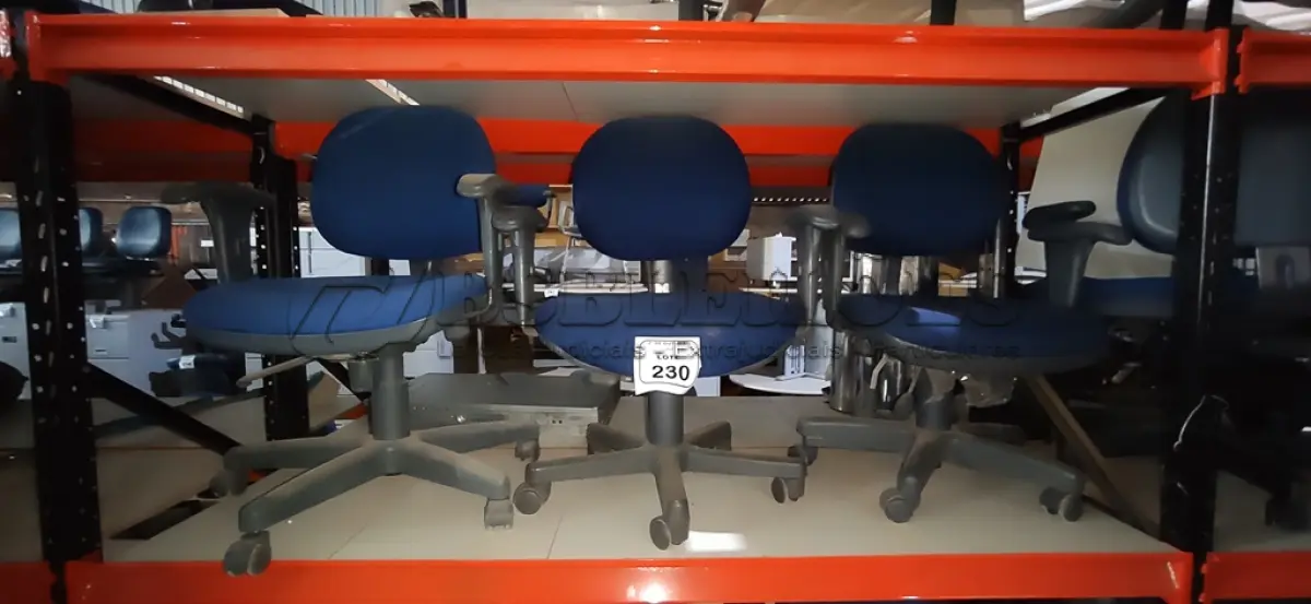 LOTE 230 - 03 CADEIRAS DE ESCRITÓRIO GIRATÓRIAS. (NO ESTADO) ATENÇÃO! FAZER A VISITAÇÃO ANTES DE ARREMATAR, NÃO SABEMOS SE FUNCIONA, LEILÃO NÃO TEM GARANTIA E NEM DEVOLUÇÃO, SUJEITO A POSSÍVEIS AVARIAS VISÍVEIS/OCULTAS E/OU AUSÊNCIA DE COMPONENTES.