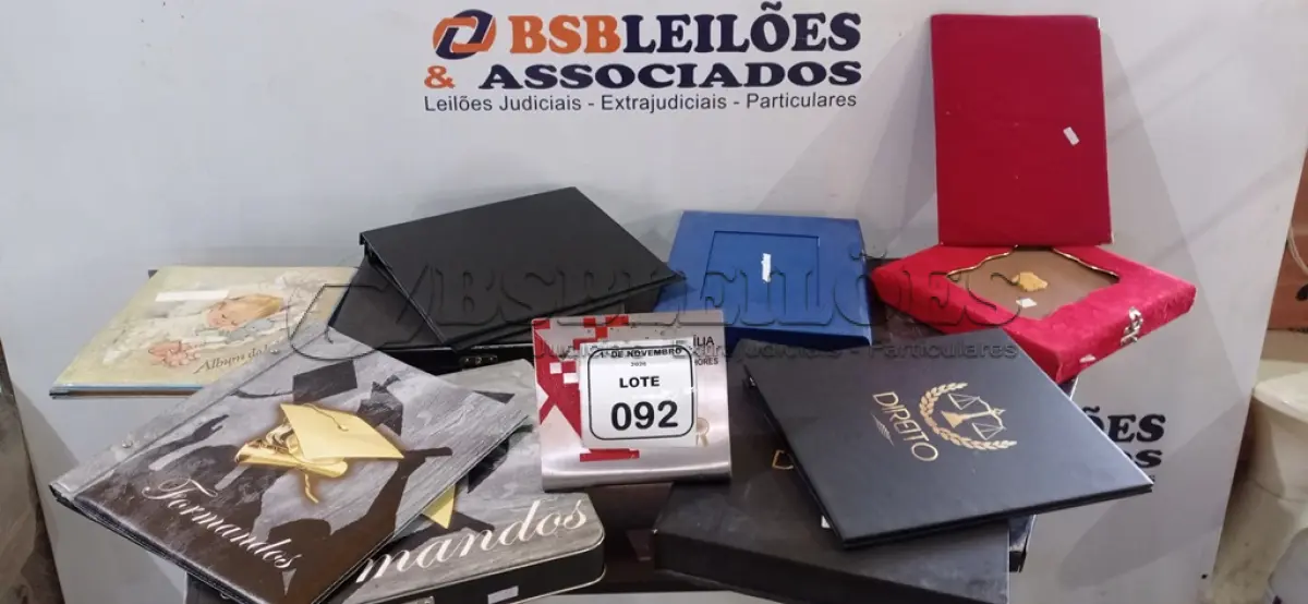 LOTE 092 - 03 PASTAS, 01 FICHÁRIO E 02 PLACAS PASTA (NO ESTADO) ATENÇÃO! FAZER A VISITAÇÃO ANTES DE ARREMATAR, NÃO SABEMOS SE FUNCIONA, LEILÃO NÃO TEM GARANTIA E NEM DEVOLUÇÃO, SUJEITO A POSSÍVEIS AVARIAS VISÍVEIS/OCULTAS E/OU AUSÊNCIA DE COMPONENTES.