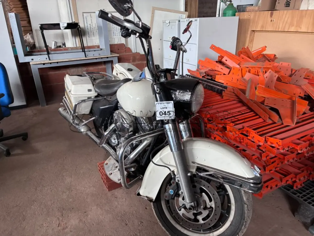 LOTE 045 - 01 MOTOCICLETA 84CV 1690 CILINDRADA MODELO 2008 CHASSI 5HD1FHM138Y612590 NA COR BRANCA MARCA HARLEY DAVIDSON FLHP. (NO ESTADO) ATENÇÃO! FAZER A VISITAÇÃO ANTES DE ARREMATAR, NÃO SABEMOS SE FUNCIONA, LEILÃO NÃO TEM GARANTIA E NEM DEVOLUÇÃO, SUJEITO A POSSÍVEIS AVARIAS VISÍVEIS/OCULTAS E/OU AUSÊNCIA DE COMPONENTES.