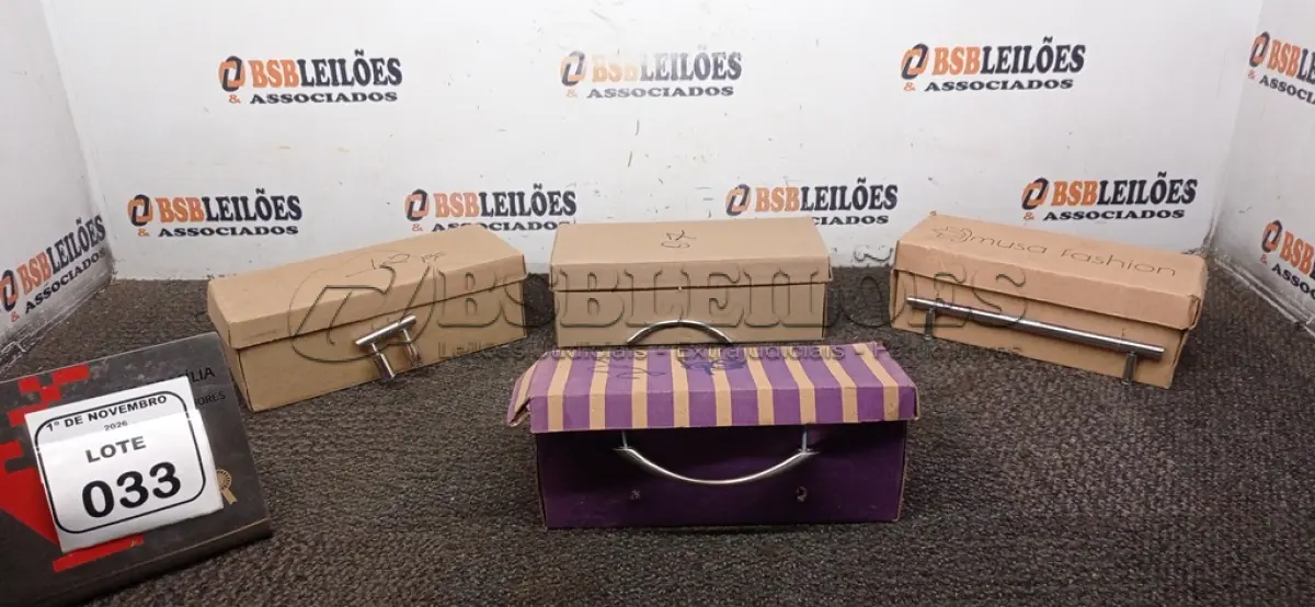 LOTE 033 - 01 LOTE COM GRANDE QUANTIDADE DE PUXADORES DE MÓVEIS DE MODELOS DIVERSOS. (NO ESTADO) ATENÇÃO! FAZER A VISITAÇÃO ANTES DE ARREMATAR, NÃO SABEMOS SE FUNCIONA, LEILÃO NÃO TEM GARANTIA E NEM DEVOLUÇÃO, SUJEITO A POSSÍVEIS AVARIAS VISÍVEIS/OCULTAS E/OU AUSÊNCIA DE COMPONENTES.
