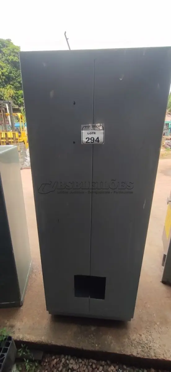 LOTE 294 - 01 RACK DE PISO PARA SERVIDORES. (NO ESTADO) ATENÇÃO! FAZER A VISITAÇÃO ANTES DE ARREMATAR, NÃO SABEMOS SE FUNCIONA, LEILÃO NÃO TEM GARANTIA E NEM DEVOLUÇÃO, SUJEITO A POSSÍVEIS AVARIAS VISÍVEIS/OCULTAS E/OU AUSÊNCIA DE COMPONENTES.