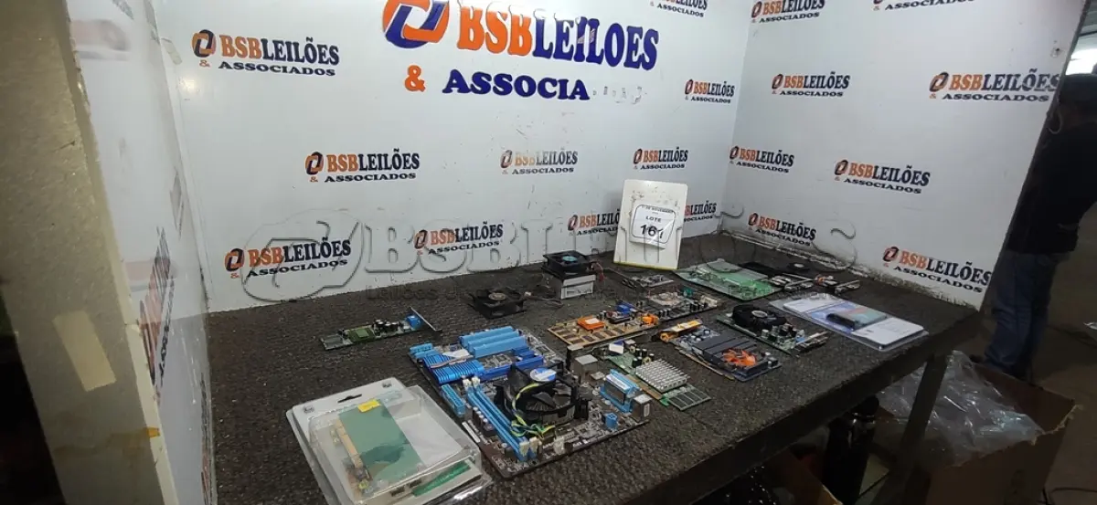 LOTE 161 - 01 CAIXA COM VÁRIAS PLACAS ELETRÔNICAS E COOLERS DE MODELOS DIVERSOS. (NO ESTADO) ATENÇÃO! FAZER A VISITAÇÃO ANTES DE ARREMATAR, NÃO SABEMOS SE FUNCIONA, LEILÃO NÃO TEM GARANTIA E NEM DEVOLUÇÃO, SUJEITO A POSSÍVEIS AVARIAS VISÍVEIS/OCULTAS E/OU AUSÊNCIA DE COMPONENTES.