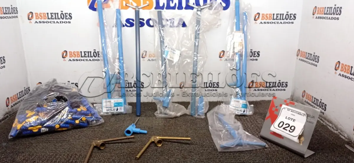 LOTE 029 - 05 ASPERSORES DE ÁGUA E GRANDE QUANTIDADE DE REGISTROS PVC DE MODELOS DIVERSOS. (NO ESTADO) ATENÇÃO! FAZER A VISITAÇÃO ANTES DE ARREMATAR, NÃO SABEMOS SE FUNCIONA, LEILÃO NÃO TEM GARANTIA E NEM DEVOLUÇÃO, SUJEITO A POSSÍVEIS AVARIAS VISÍVEIS/OCULTAS E/OU AUSÊNCIA DE COMPONENTES.