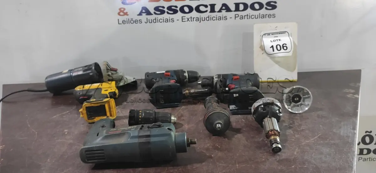 LOTE 106 - 01 CAIXA COM 03 FURADEIRAS INCOMPLETAS E VÁRIAS PEÇAS DE FERRAMENTAS ELÉTRICAS. (NO ESTADO) ATENÇÃO! FAZER A VISITAÇÃO ANTES DE ARREMATAR, NÃO SABEMOS SE FUNCIONA, LEILÃO NÃO TEM GARANTIA E NEM DEVOLUÇÃO, SUJEITO A POSSÍVEIS AVARIAS VISÍVEIS/OCULTAS E/OU AUSÊNCIA DE COMPONENTES.