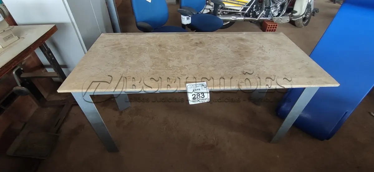 LOTE 283 - 01 MESA COM ESTRUTURA DE FERRO E TAMPO DE PEDRA. (NO ESTADO) ATENÇÃO! FAZER A VISITAÇÃO ANTES DE ARREMATAR, NÃO SABEMOS SE FUNCIONA, LEILÃO NÃO TEM GARANTIA E NEM DEVOLUÇÃO, SUJEITO A POSSÍVEIS AVARIAS VISÍVEIS/OCULTAS E/OU AUSÊNCIA DE COMPONENTES.