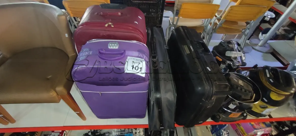 LOTE 101 - 04 MALAS DE VIAGEM DE MODELOS DIVERSOS. (NO ESTADO) ATENÇÃO! FAZER A VISITAÇÃO ANTES DE ARREMATAR, NÃO SABEMOS SE FUNCIONA, LEILÃO NÃO TEM GARANTIA E NEM DEVOLUÇÃO, SUJEITO A POSSÍVEIS AVARIAS VISÍVEIS/OCULTAS E/OU AUSÊNCIA DE COMPONENTES.