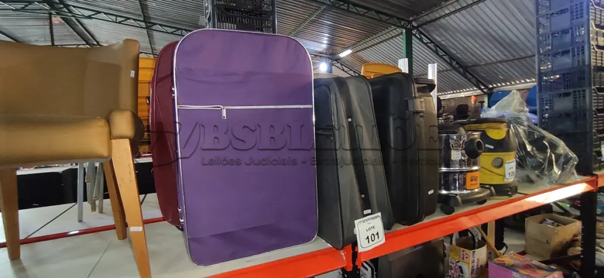 LOTE 101 - 04 MALAS DE VIAGEM DE MODELOS DIVERSOS. (NO ESTADO) ATENÇÃO! FAZER A VISITAÇÃO ANTES DE ARREMATAR, NÃO SABEMOS SE FUNCIONA, LEILÃO NÃO TEM GARANTIA E NEM DEVOLUÇÃO, SUJEITO A POSSÍVEIS AVARIAS VISÍVEIS/OCULTAS E/OU AUSÊNCIA DE COMPONENTES.