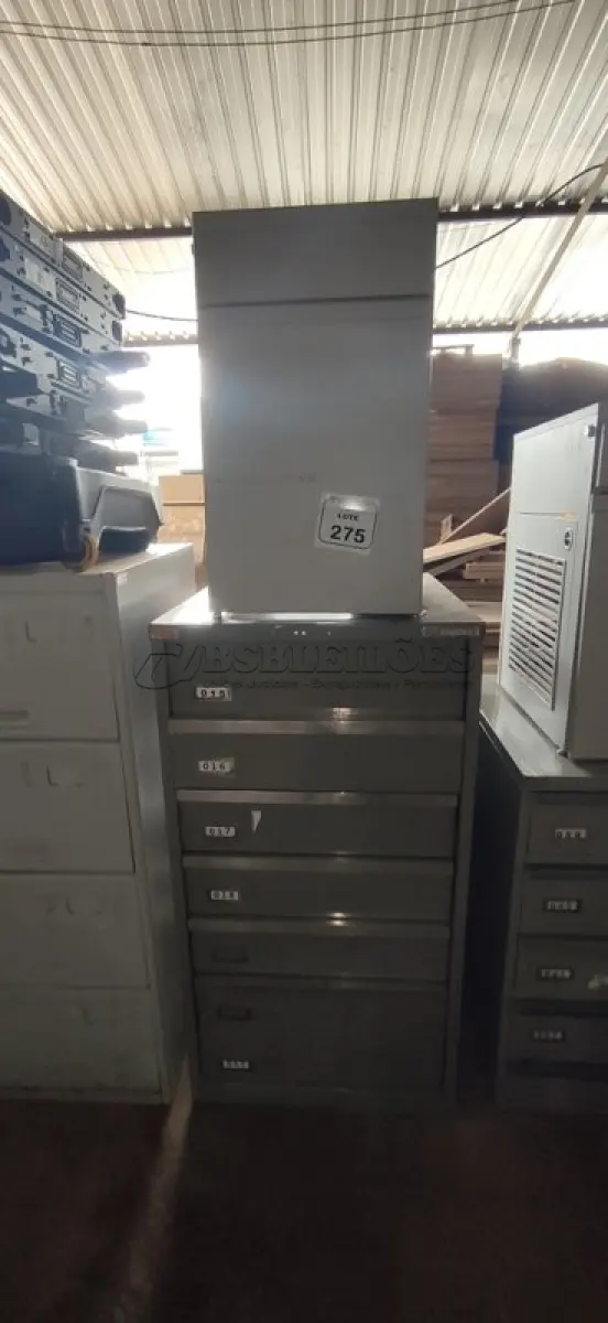 LOTE 275 - 01 ARQUIVO BAIXO DE AÇO COM 07 GAVETAS E 01 ARMÁRIO BAIXO COM 01 GAVETA E SUPORTE PARA CPU. (NO ESTADO) ATENÇÃO! FAZER A VISITAÇÃO ANTES DE ARREMATAR, NÃO SABEMOS SE FUNCIONA, LEILÃO NÃO TEM GARANTIA E NEM DEVOLUÇÃO, SUJEITO A POSSÍVEIS AVARIAS VISÍVEIS/OCULTAS E/OU AUSÊNCIA DE COMPONENTES.