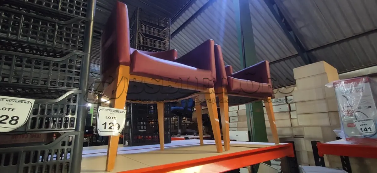 LOTE 129 - 02 CADEIRAS DE MADEIRA COM ASSENTOS ALMOFADADOS. (NO ESTADO) ATENÇÃO! FAZER A VISITAÇÃO ANTES DE ARREMATAR, NÃO SABEMOS SE FUNCIONA, LEILÃO NÃO TEM GARANTIA E NEM DEVOLUÇÃO, SUJEITO A POSSÍVEIS AVARIAS VISÍVEIS/OCULTAS E/OU AUSÊNCIA DE COMPONENTES.