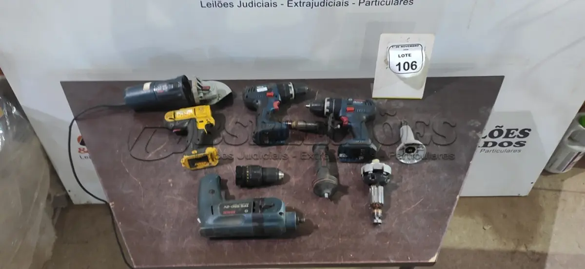 LOTE 106 - 01 CAIXA COM 03 FURADEIRAS INCOMPLETAS E VÁRIAS PEÇAS DE FERRAMENTAS ELÉTRICAS. (NO ESTADO) ATENÇÃO! FAZER A VISITAÇÃO ANTES DE ARREMATAR, NÃO SABEMOS SE FUNCIONA, LEILÃO NÃO TEM GARANTIA E NEM DEVOLUÇÃO, SUJEITO A POSSÍVEIS AVARIAS VISÍVEIS/OCULTAS E/OU AUSÊNCIA DE COMPONENTES.