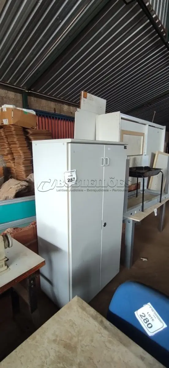 LOTE 287 - 01 ARMÁRIO COM 02 PORTAS. (NO ESTADO) ATENÇÃO! FAZER A VISITAÇÃO ANTES DE ARREMATAR, NÃO SABEMOS SE FUNCIONA, LEILÃO NÃO TEM GARANTIA E NEM DEVOLUÇÃO, SUJEITO A POSSÍVEIS AVARIAS VISÍVEIS/OCULTAS E/OU AUSÊNCIA DE COMPONENTES.