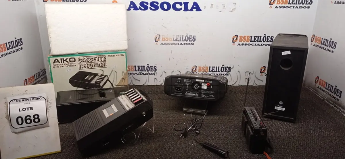 LOTE 068 - 01 AMPLIFICADOR DE POTÊNCIA DE BAIXA FREQUÊNCIA MARCA BUTTKICKER, 01 RÁDIO GRAVADOR CASSETE, 01 GRAVADOR CASSETE MARCA AIKO E 01 CAIXA SUBWOOFER MARCA PHILCO. (NO ESTADO) ATENÇÃO! FAZER A VISITAÇÃO ANTES DE ARREMATAR, NÃO SABEMOS SE FUNCIONA, LEILÃO NÃO TEM GARANTIA E NEM DEVOLUÇÃO, SUJEITO A POSSÍVEIS AVARIAS VISÍVEIS/OCULTAS E/OU AUSÊNCIA DE COMPONENTES.