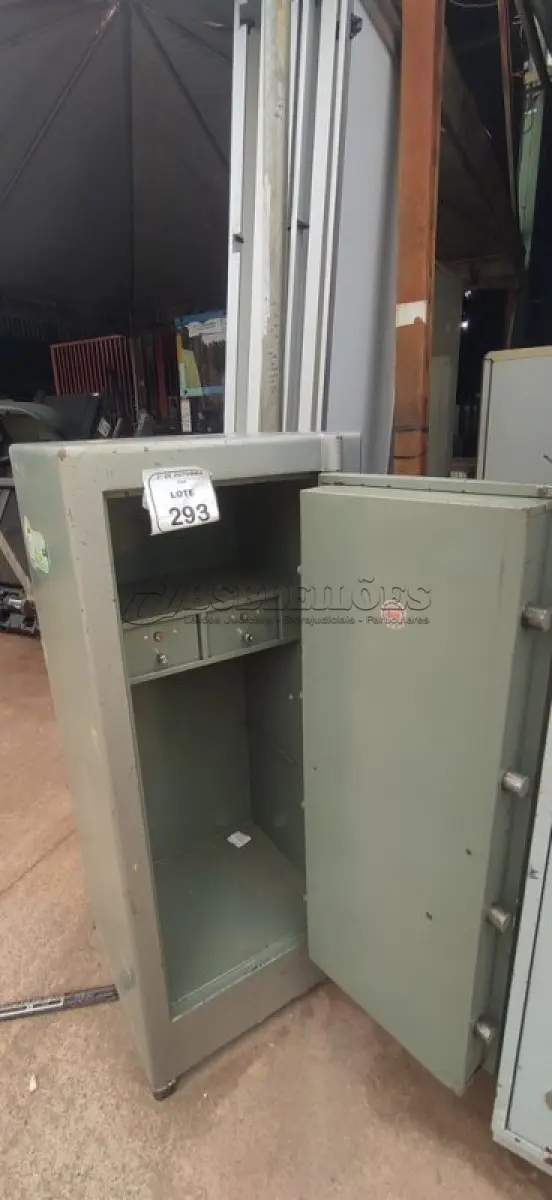 LOTE 293 - 01 COFRE. (NO ESTADO) ATENÇÃO! FAZER A VISITAÇÃO ANTES DE ARREMATAR, NÃO SABEMOS SE FUNCIONA, LEILÃO NÃO TEM GARANTIA E NEM DEVOLUÇÃO, SUJEITO A POSSÍVEIS AVARIAS VISÍVEIS/OCULTAS E/OU AUSÊNCIA DE COMPONENTES.