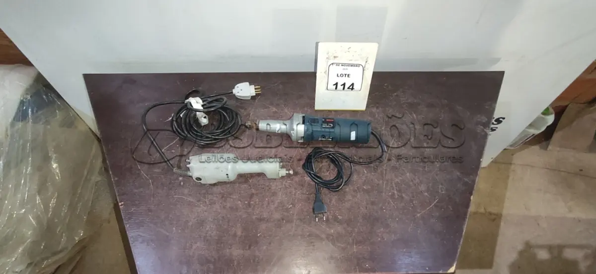 LOTE 114 - 01 RETIFICADORA MARCA BOSCH E 01 SERRA ELÉTRICA PARA GESO ORTOPÉDICO MODELO ANTIGO. (NO ESTADO) ATENÇÃO! FAZER A VISITAÇÃO ANTES DE ARREMATAR, NÃO SABEMOS SE FUNCIONA, LEILÃO NÃO TEM GARANTIA E NEM DEVOLUÇÃO, SUJEITO A POSSÍVEIS AVARIAS VISÍVEIS/OCULTAS E/OU AUSÊNCIA DE COMPONENTES.