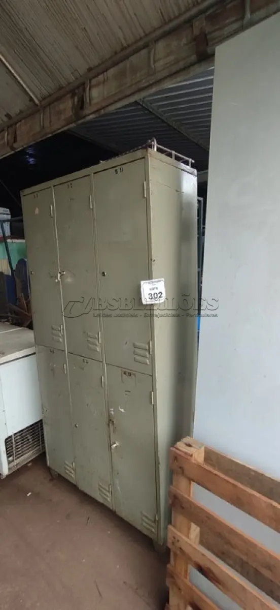 LOTE 302 - 01 ARMÁRIO ROUPEIRO DE FERRO COM 06 PORTAS. (NO ESTADO) ATENÇÃO! FAZER A VISITAÇÃO ANTES DE ARREMATAR, NÃO SABEMOS SE FUNCIONA, LEILÃO NÃO TEM GARANTIA E NEM DEVOLUÇÃO, SUJEITO A POSSÍVEIS AVARIAS VISÍVEIS/OCULTAS E/OU AUSÊNCIA DE COMPONENTES.
