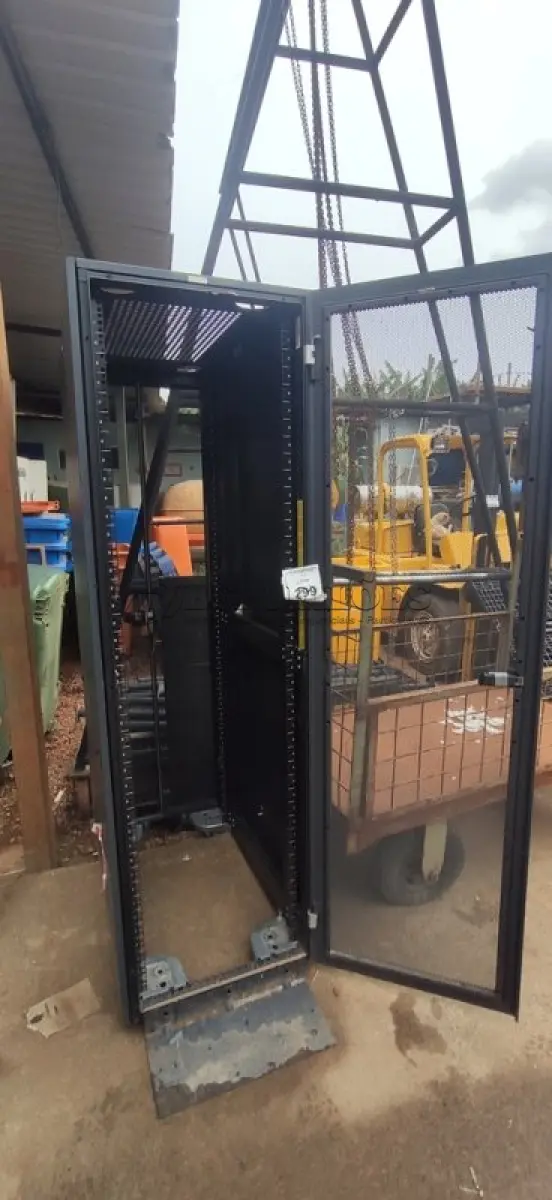 LOTE 299 - 01 RACK DE PISO PARA SERVIDORES. (NO ESTADO) ATENÇÃO! FAZER A VISITAÇÃO ANTES DE ARREMATAR, NÃO SABEMOS SE FUNCIONA, LEILÃO NÃO TEM GARANTIA E NEM DEVOLUÇÃO, SUJEITO A POSSÍVEIS AVARIAS VISÍVEIS/OCULTAS E/OU AUSÊNCIA DE COMPONENTES.