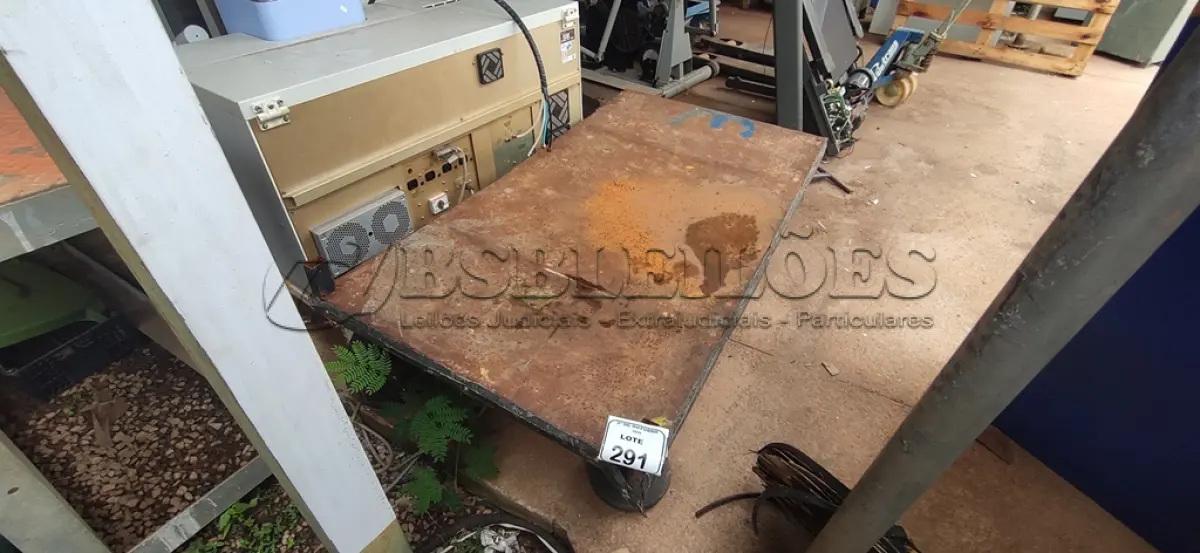 LOTE 291 - 01 CARRINHO DE CARGAS COM 04 RODAS. (NO ESTADO) ATENÇÃO! FAZER A VISITAÇÃO ANTES DE ARREMATAR, NÃO SABEMOS SE FUNCIONA, LEILÃO NÃO TEM GARANTIA E NEM DEVOLUÇÃO, SUJEITO A POSSÍVEIS AVARIAS VISÍVEIS/OCULTAS E/OU AUSÊNCIA DE COMPONENTES.