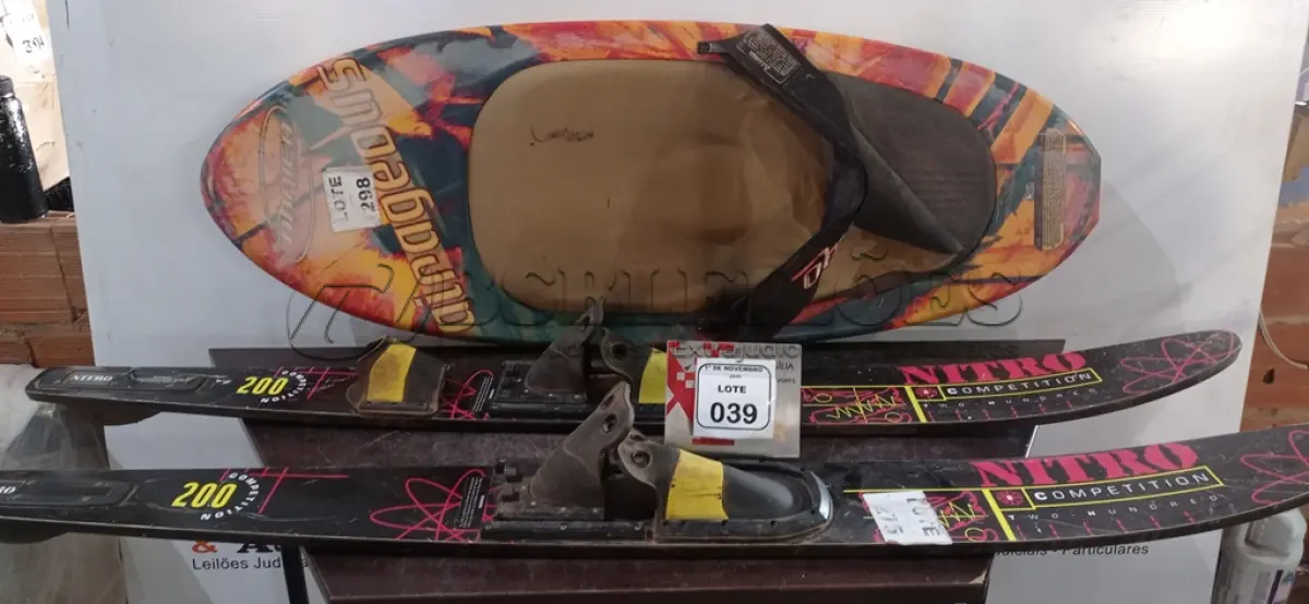 LOTE 039 - 02 PRANCHAS DE ESQUI AQUÁTICO E 01 PRANCHA DE KNEEBOARD. (NO ESTADO) ATENÇÃO! FAZER A VISITAÇÃO ANTES DE ARREMATAR, NÃO SABEMOS SE FUNCIONA, LEILÃO NÃO TEM GARANTIA E NEM DEVOLUÇÃO, SUJEITO A POSSÍVEIS AVARIAS VISÍVEIS/OCULTAS E/OU AUSÊNCIA DE COMPONENTES.